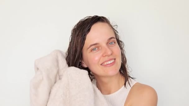 Όμορφη Μελαχρινή Χαμογελαστή Χαρούμενη Νεαρή Γυναίκα Σκουπίζοντας Μαλλιά Τυλιγμένα Πετσέτα — Αρχείο Βίντεο
