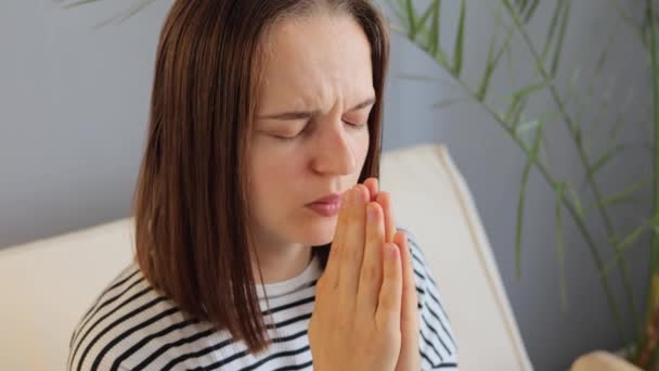 Cicha Ciemnowłosa Kobieta Pasiastej Koszuli Siedzi Wewnątrz Kobiety Modlitwie Błogosławieństwo — Wideo stockowe