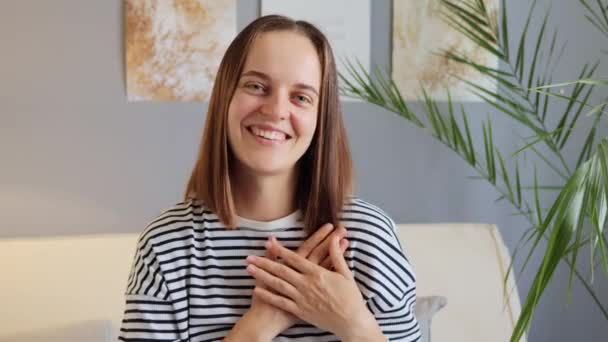 Szczęśliwy Uważny Wdzięczna Ciemnowłosa Kobieta Paski Koszula Siedzi Domu Trzymając — Wideo stockowe