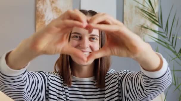 Sonriente Mujer Morena Alegre Con Camisa Rayas Sentada Interior Casa — Vídeos de Stock