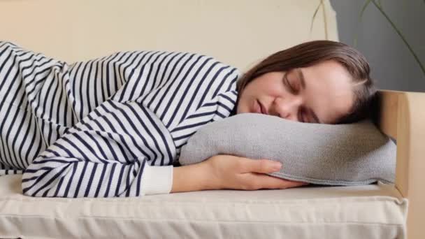 怖い疲れた白人大人の少女は 若い女性の家で悪い睡眠でソファーで休んでいる間 悪夢から目覚め 緊張と不安 精神的健康 — ストック動画
