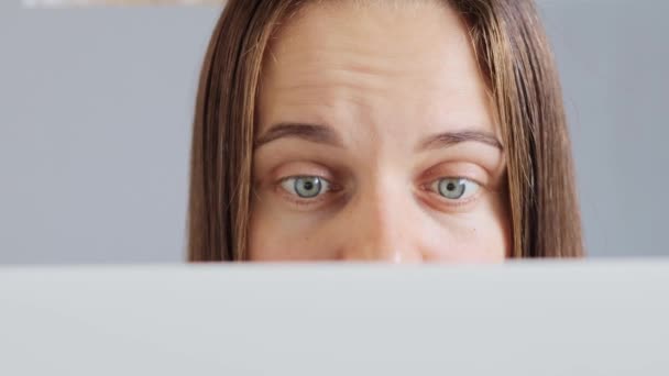 Překvapený Překvapený Tmavé Vlasy Žena Pomocí Notebooku Izolované Šedém Pozadí — Stock video