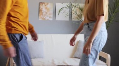 Mutlu bir aile. Birlikte kanepede. Neşeli bir çift. Aşk ve neşe. Pozitif mutlu çift kadın ve adam gündelik giysiler içinde kanepede oturup sarılıyor ve gülümsüyor..