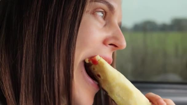 Mladá Hladová Žena Jíst Shawarma Zatímco Sedí Autě Lahodné Jídlo — Stock video