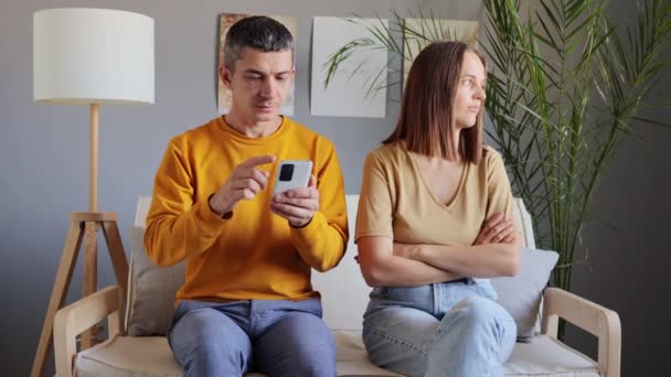 Pareja Adulta Ropa Casual Sentada Sofá Juntos Hombre Usando Teléfono — Vídeo de stock