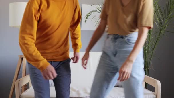 カドリング ガールフレンドと彼氏 夫と妻について 自宅で休んでいる 屋内でのリラックス 陽気で幸せなカップル女性とカジュアルな服を着た男が抱きしめ 微笑んでいる — ストック動画