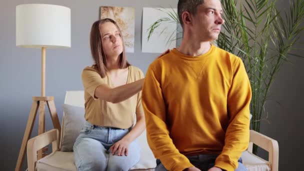 Bir Tartışmada Birlikte Mutsuz Bir Ilişki Sorunları Aile Kavgası Oturma — Stok video