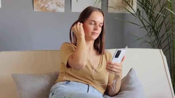 Hnědovlasá Žena Ležérní Oblečení Nosit Sluchátka Pomocí Aplikace Smartphone Line — Stock video