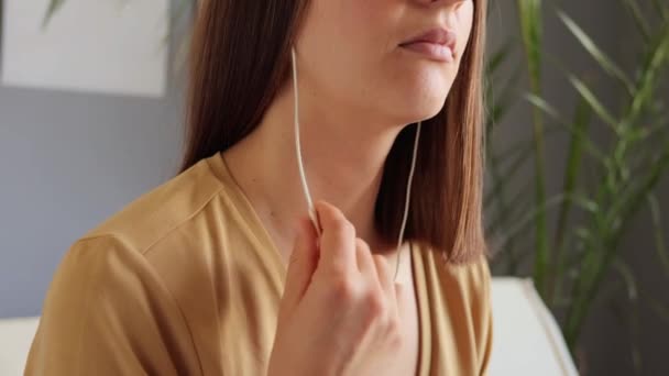 Felismerhetetlen Lány Bekapcsolja Fülhallgatót Hogy Zenét Hallgasson Vagy Kényelmes Kommunikáció — Stock videók