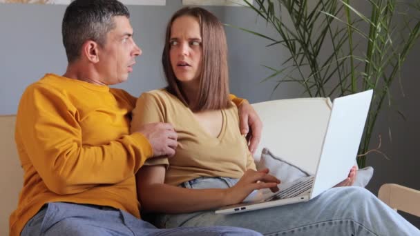 Bărbat Femeie Șocat Uimit Stând Canapea Folosind Laptopul Expresie Speriată — Videoclip de stoc