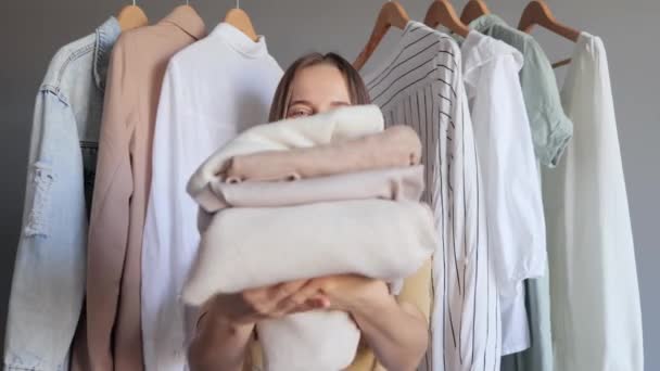 Magasin Des Vêtements Prix Réduit Stockage Vêtements Jolie Jeune Femme — Video