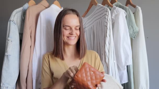 Abbigliamento Boutique Investimenti Moda Pagare Contanti Sorridente Bella Donna Piedi — Video Stock