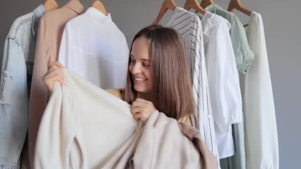 Kleinhandel Mode Stijlvolle Outfit Trendy Jurk Kleding Collectie Vrolijk Vrolijk — Stockvideo