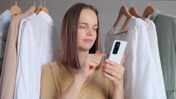 스마트폰 신청서 부티크 스프링 온라인 옷걸이에 드레스 사이에 전화와 — 비디오