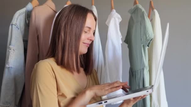 Internetkøb Retail Mode Stilfuld Samling Rolig Charmerende Brunt Hår Kvinde – Stock-video