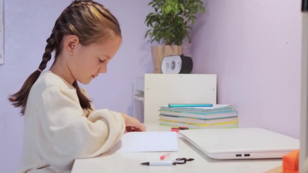 Schulstunde Handschriftliche Hausaufgaben Privatpraxis Entwickeln Sie Wissen Kleines Weibliches Kind — Stockvideo