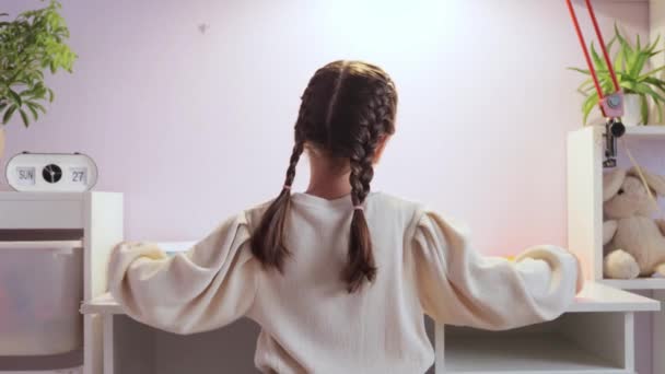 Cute Little Girl Uczucie Zmęczenia Podczas Nauki Przy Stole Domu — Wideo stockowe