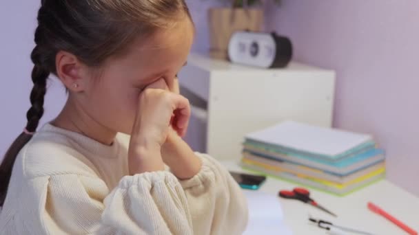 Temele Pentru Copii Fetița Somnoroasă Care Face Lecții Domiciliu Senzație — Videoclip de stoc