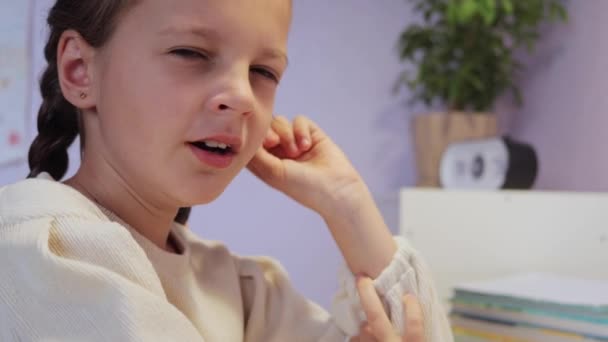 Moe Klein Meisje Met Vlechten Zittend Haar Kamer Wit Shirt — Stockvideo