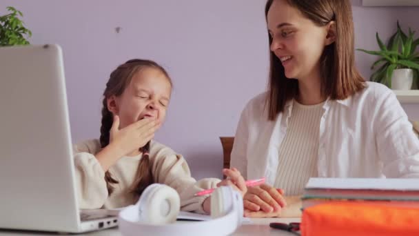 Müde Gähnende Kleine Mädchen Mit Zöpfen Sitzen Vor Dem Laptop — Stockvideo