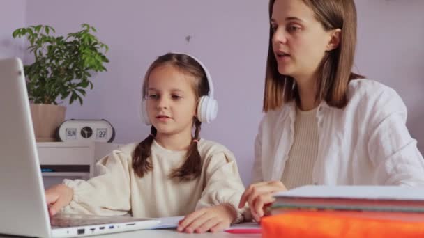Tutoría Virtual Para Niños Diligente Niña Con Coletas Sentado Delante — Vídeos de Stock