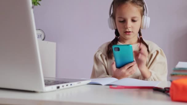Niños Artilugios Niña Impactada Utilizando Teléfono Inteligente Ordenador Portátil Casa — Vídeos de Stock