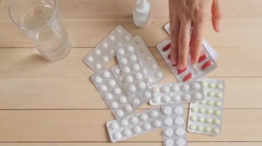 Eczane hapları. Sağlık hizmeti tedavisi. Reçeteli ilaç. Ağrı kesici kapsül. Diyet takviyesi. Sağlık hizmetleri. Grip terapisi. İlaçlar ve su masada..