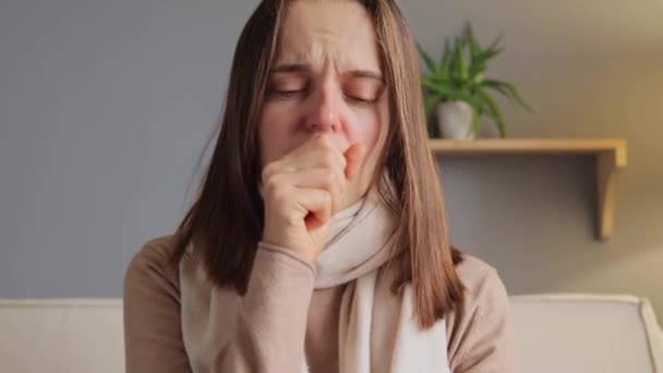 健康的なライフスタイル 病気治療 寒い季節 凍結する疫病 高熱で ベージュセーターで病気の若い女性と手で口を覆うスカーフ咳 — ストック動画