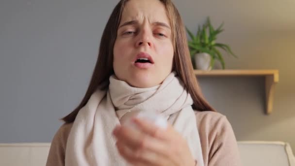 Säsongsbunden Allergi Sjuk Kvinna Influensasymtom Ofrisk Ledsen Kvinna Med Brunt — Stockvideo