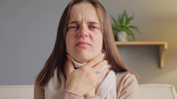 Νόσος Του Θυρεοειδούς Αδένα Σιελογόνου Γυναίκα Πονόλαιμο Κάθεται Καναπέ Τυλιγμένο — Αρχείο Βίντεο