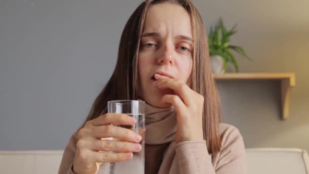 Doente Jovem Caucasiano Cabelos Castanhos Mulher Tomando Remédio Sofá Sala — Vídeo de Stock
