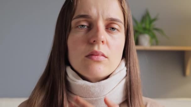 Léčba Viru Nachlazení Chřipky Mladá Žena Trpící Bolestí Krku Nosí — Stock video