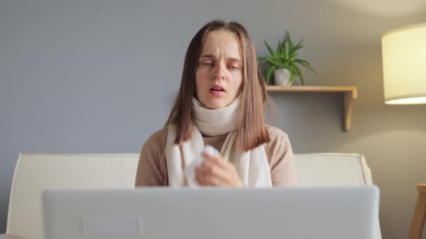 Enfermo Trabajaré Como Freelance Mujer Gripe Cansada Haciendo Trabajo Remoto — Vídeo de stock