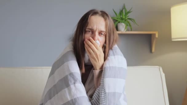 Nemocná Nezdravá Žena Sedící Kašli Zabalená Pruhované Přikrývce Kašlání Držící — Stock video