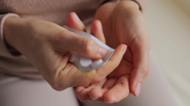 Helsetjenester Farmakologiske Preparater Ukjent Kvinne Med Piller Som Tar Medisiner – stockvideo