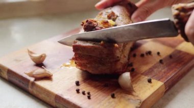 Barbekü mutfağı. Az pişmiş fileto. Biftek. Restoran yemeği. Lezzetli sığır filetosu. Büyük bir çelik et bıçağıyla az pişmiş sığır filetosu dilimliyorum..