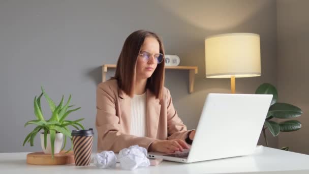 Gerente Línea Éxito Empresarial Trabajo Digital Empleada Oficina Mujer Morena — Vídeo de stock