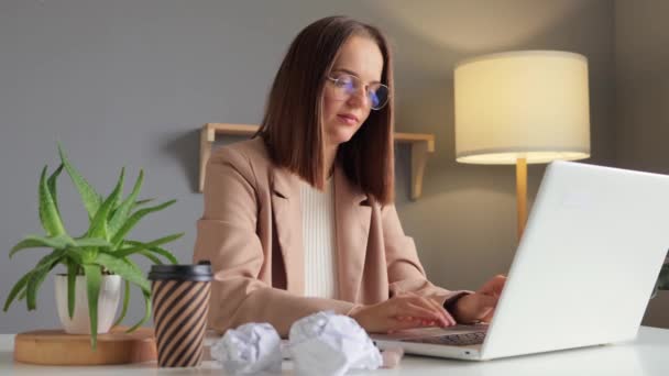 笔记本电脑在办公室里 职业女商人文静的棕色头发女办公室职员穿着正式风格的夹克 在办公室键盘上打字 — 图库视频影像