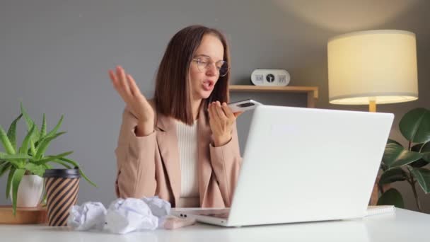 Çekici Kahverengi Saçlı Kadın Ofis Çalışanı Sırasında Dizüstü Bilgisayarda Çalışıyor — Stok video