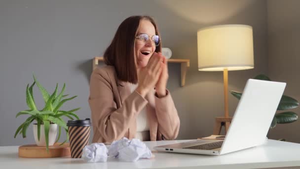 在便携式计算机上工作的快乐的女职员看到自己的工作成果时 紧握拳头高兴地尖叫着 快乐地欢呼着 庆祝她的成功 — 图库视频影像