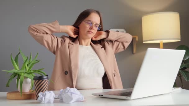 Fatiga Del Trabajo Atractiva Mujer Adulta Caucásica Trabajando Oficina Sentada — Vídeo de stock