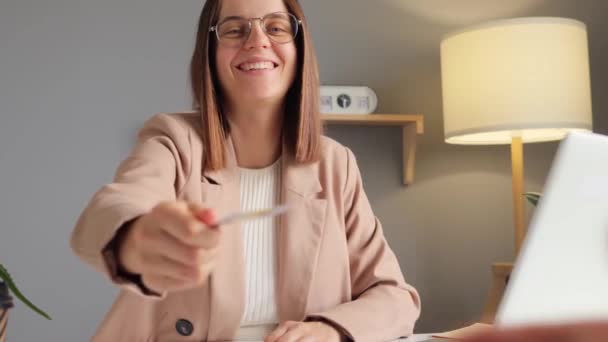 Przyjęcie Bizneswoman Siedzącej Miejscu Pracy Rozszerzającej Wizytówkę Potencjalnego Partnera Szczęśliwym — Wideo stockowe