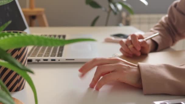 与工作有关的焦虑 不耐烦和紧张 无法辨认的女人的手焦急地用手指敲桌子 同时在办公室的笔记本电脑上工作 — 图库视频影像