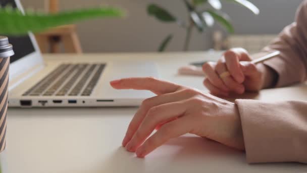 在办公室的笔记本电脑上工作时 不明身份的女性紧张地用手指捂住桌子 在工作时感到压力很大 — 图库视频影像