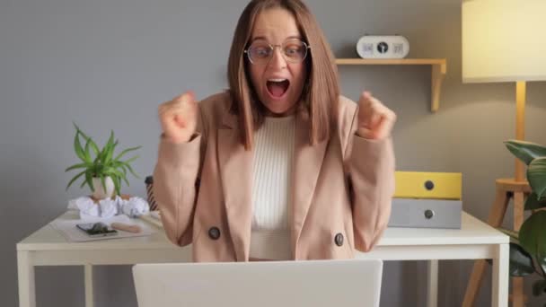 Extrémně Šťastný Nadšený Hnědovlasá Žena Pracující Line Notebooku Kanceláři Pracoviště — Stock video