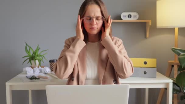 Smutna Chora Kobieta Korzystająca Laptopa Pracującego Zdalnie Biurze Domowym Przepracowana — Wideo stockowe