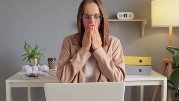 Terkejut Sedih Sedih Wanita Menggunakan Laptop Bekerja Jarak Jauh Kantor — Stok Video