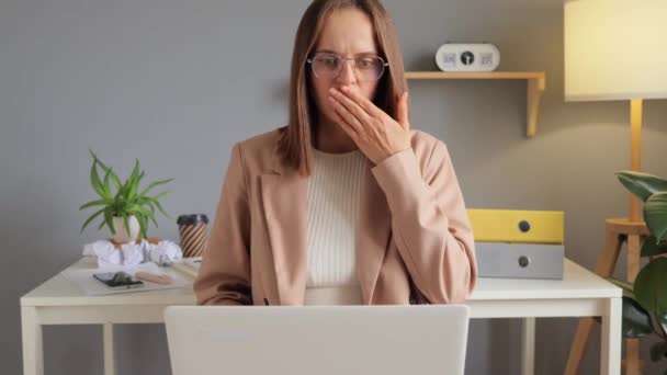 悲しいことに オフィスの職場でオンラインで作業している茶色の髪の女性は 彼女の仕事に問題があるとメールを受信し 悪いニュースが動揺し 驚きました — ストック動画