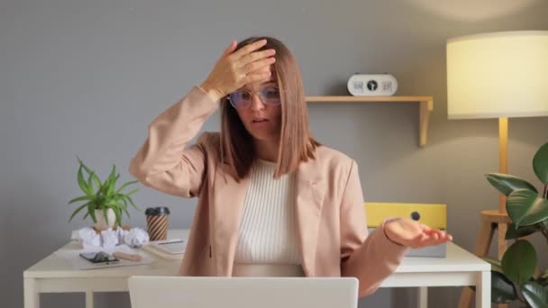 Unzufriedene Braunhaarige Frau Die Online Laptop Büroarbeitsplatz Arbeitet Macht Fehler — Stockvideo