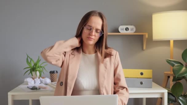 Uitgeputte Bruinharige Vrouw Werkt Online Laptop Kantoor Masseren Pijnlijke Nek — Stockvideo